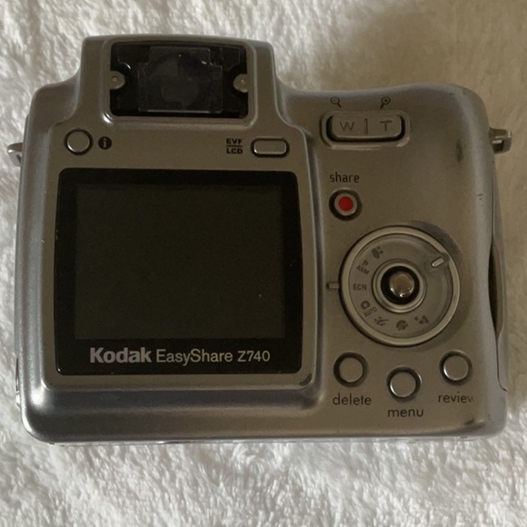 Kodak Metallic Silver and Black Camera Easyshare Z740 - Picture 5 of 5